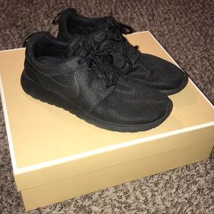 Nike Roshes Black size 6.5